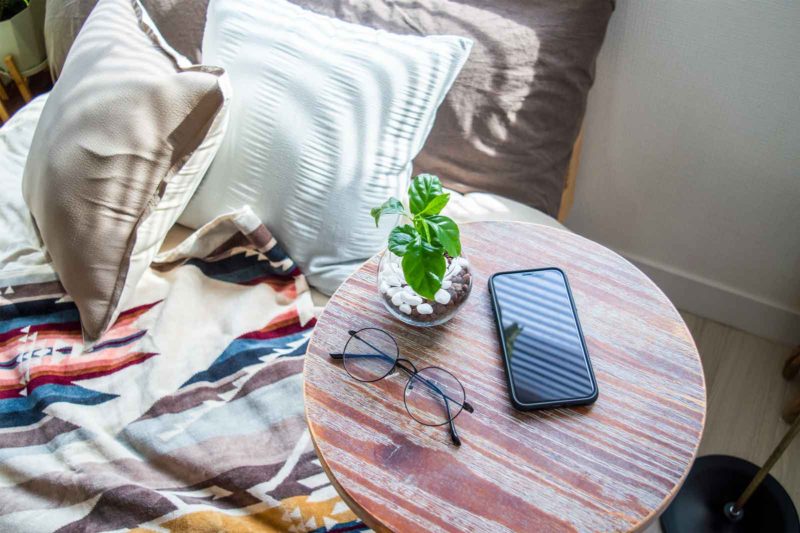 ハイチェア（バーチェア）を寝室のベッドの横において観葉植物や物を置くサイドテーブル仕様に