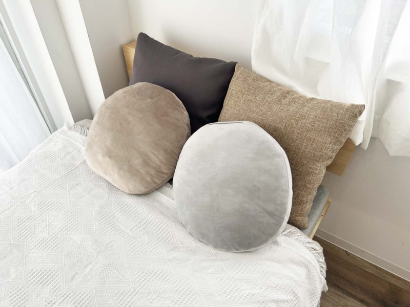 女性の部屋をイメージしたクッションも常備