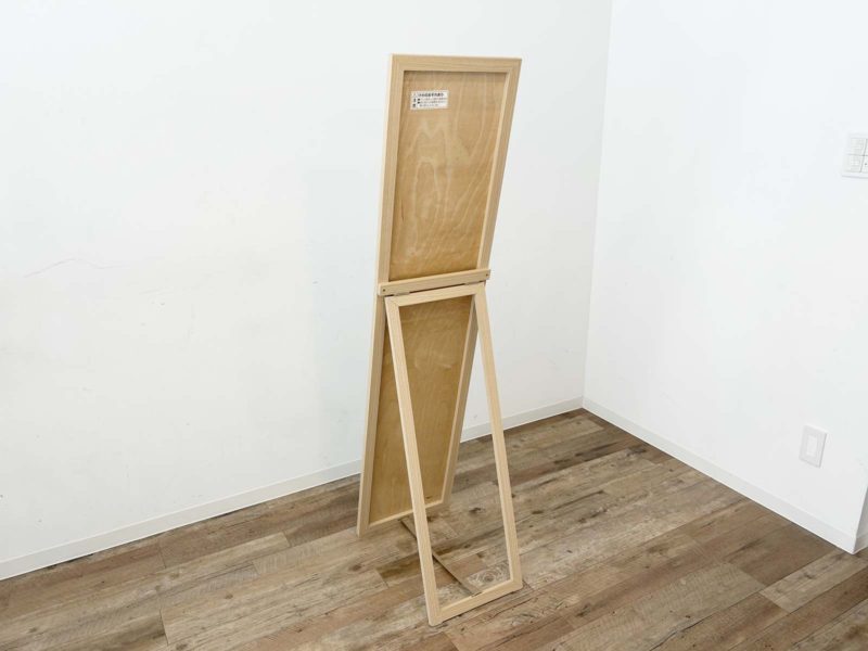 背面から撮影した姿鏡