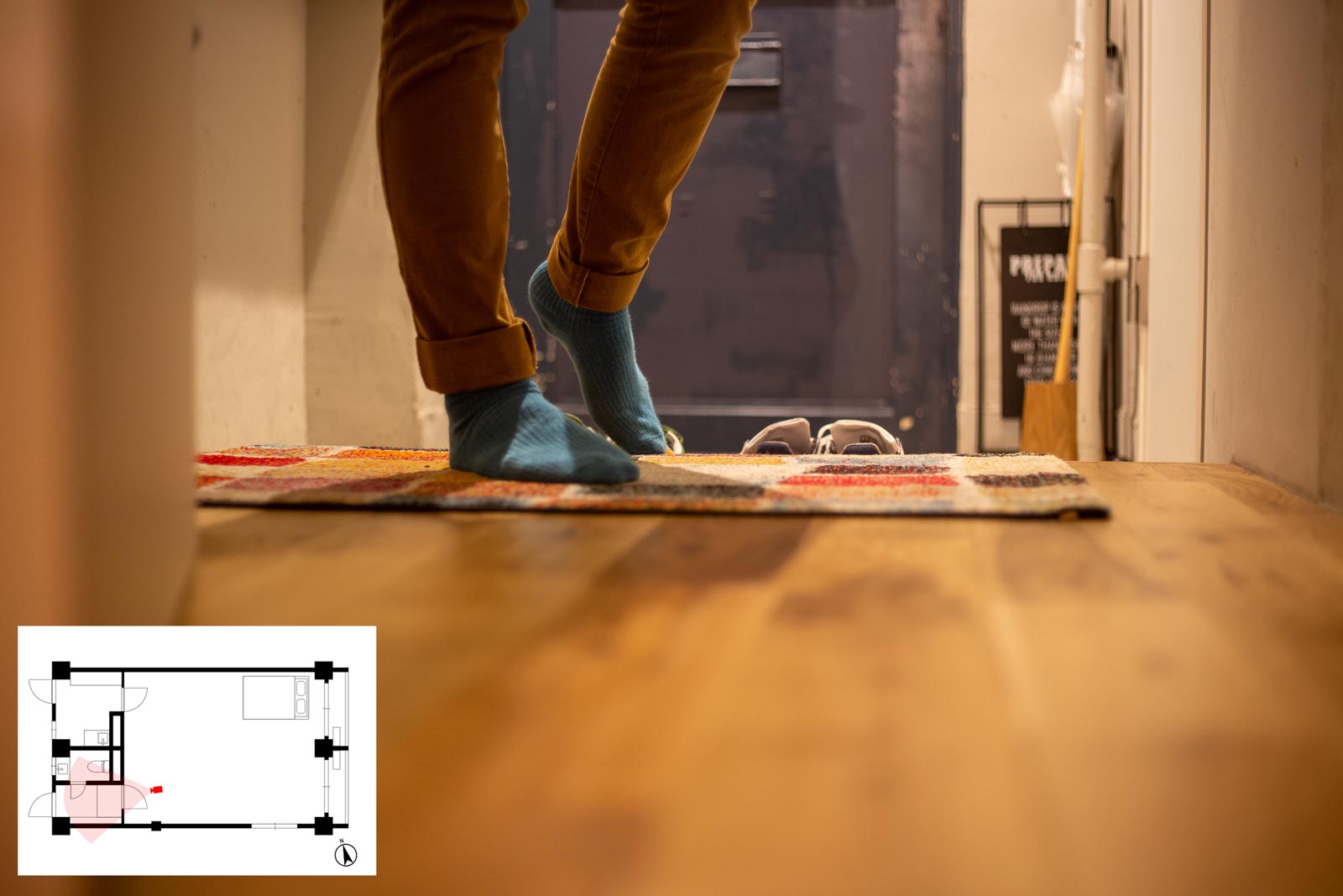 玄関の足元を撮影する構図では、足の向きで外出シーン・帰宅シーンを表現することができる